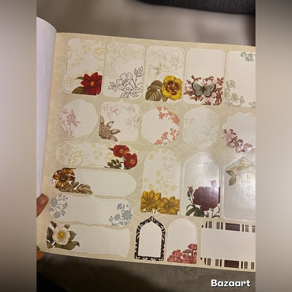 Deluxe scrapbooking book ( over 600 pieces) - Picture 2 of 5